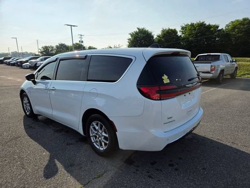 Used 2024 Chrysler Pacifica Touring-L FWD image 14