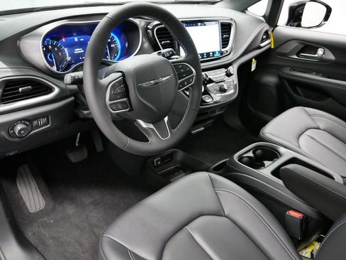 New 2026 Chrysler Pacifica Select image 6