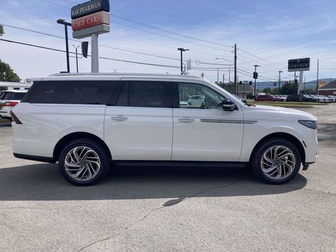 New 2026 Lincoln Navigator L Premier AWD/4WD image 9