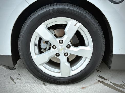 Used 2014 Chevrolet Volt FWD image 13
