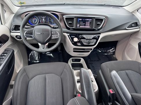Used 2023 Chrysler Voyager LX FWD image 6