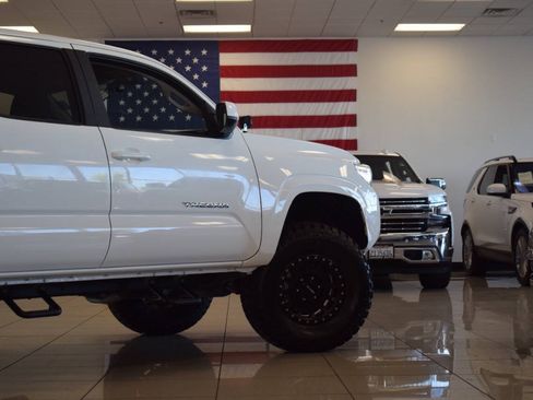 Used 2017 Toyota Tacoma SR AWD/4WD image 40