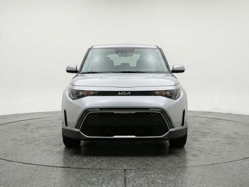 Used 2025 Kia Soul LX w/ LX Technology Package FWD image 2