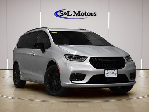 New 2026 Chrysler Pacifica Select w/ S Appearance Package AWD/4WD image 1