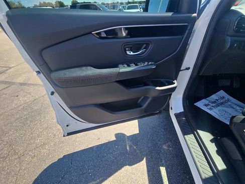 Used 2025 Honda Pilot Sport image 13