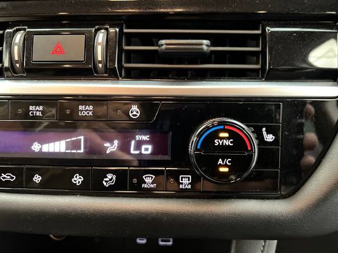 Used 2025 Nissan Pathfinder SL FWD image 59