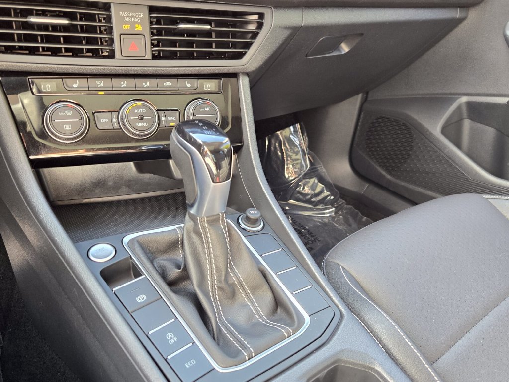 Used 2024 Volkswagen Jetta SE w/ Panoramic Sunroof Package FWD image 20