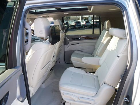 Used 2024 Cadillac Escalade ESV Premium Luxury Platinum image 9
