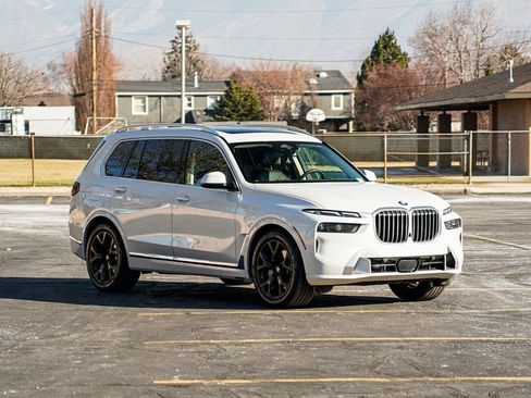 Used 2023 BMW X7 xDrive40i w/ Premium Package image 3