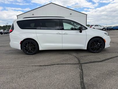 Used 2025 Chrysler Pacifica Limited