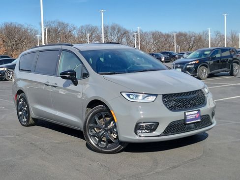 Used 2025 Chrysler Pacifica Limited image 34