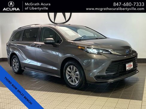 Used 2023 Toyota Sienna LE FWD image 1