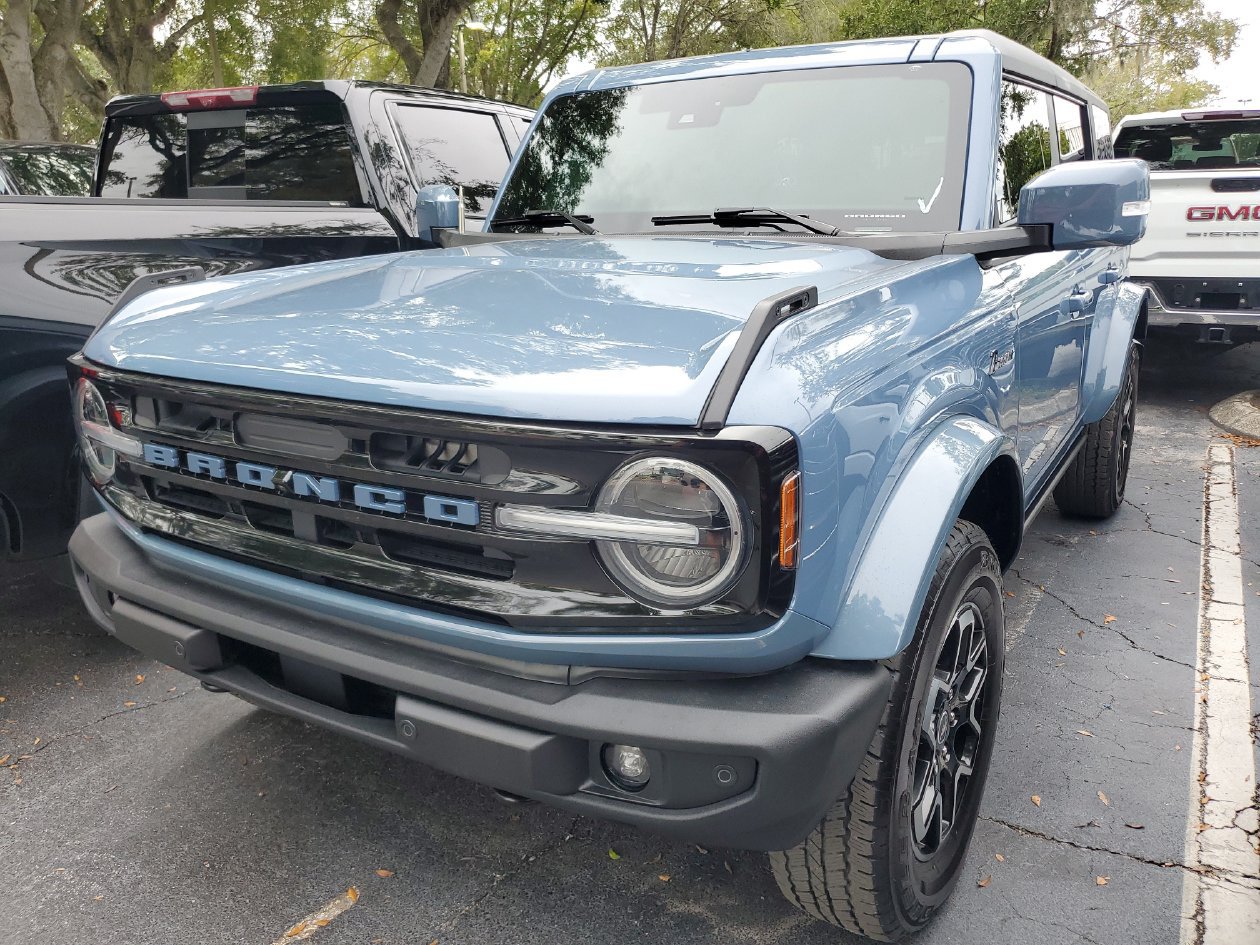 Used 2025 Ford Bronco Outer Banks AWD/4WD image 2