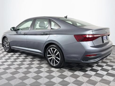 Used 2025 Volkswagen Jetta SE FWD image 8