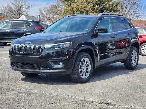 Used 2019 Jeep Cherokee Latitude Plus w/ Cold Weather Group AWD/4WD image 3