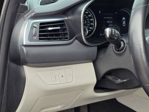 Used 2023 Genesis G70 2.0T image 19