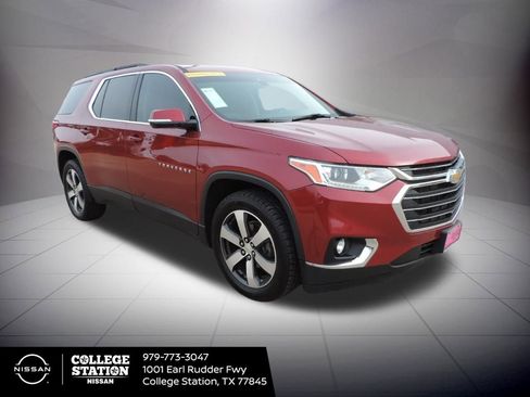 Used 2020 Chevrolet Traverse LT w/ LT Premium Package image 3
