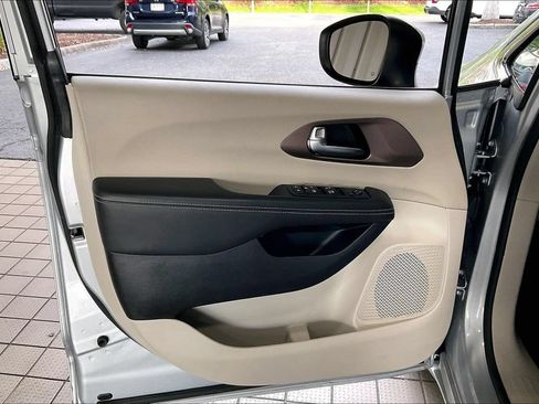 Used 2023 Chrysler Voyager LX FWD image 2