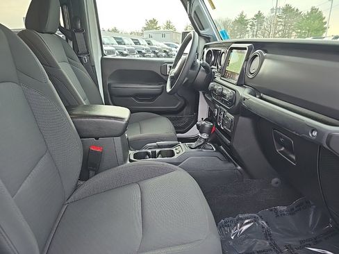 Certified 2023 Jeep Gladiator Willys image 12