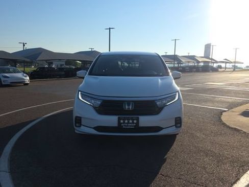 Used 2024 Honda Odyssey EX image 3