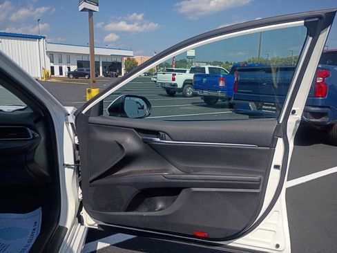 Used 2021 Toyota Camry SE FWD image 16
