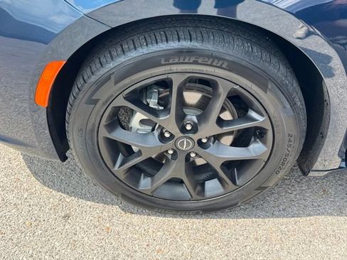 Used 2025 Chrysler Pacifica Limited FWD image 7