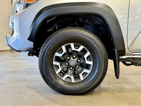 Used 2022 Toyota Tacoma TRD Off-Road w/ Technology Package AWD/4WD image 16