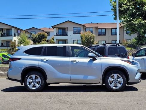 Certified 2024 Toyota Highlander LE AWD/4WD image 5
