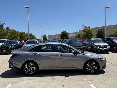 Used 2025 Hyundai Elantra Sport FWD image 7
