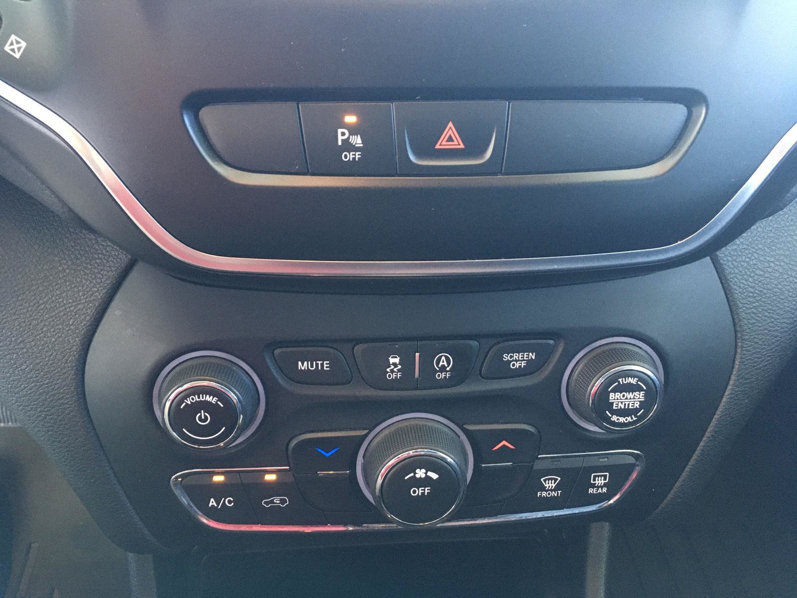 Used 2019 Jeep Cherokee Latitude Plus FWD image 28