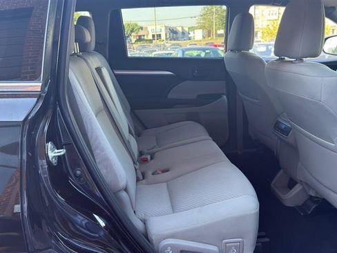 Used 2019 Toyota Highlander LE AWD/4WD image 17