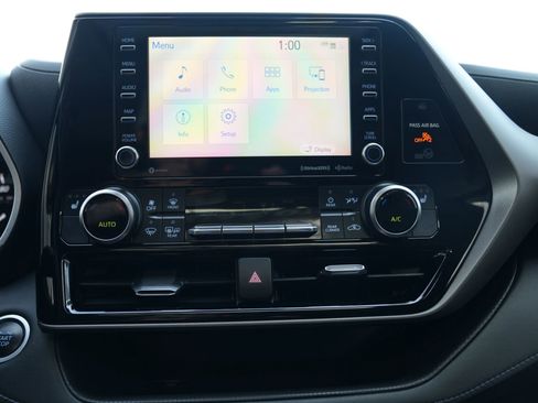 Used 2020 Toyota Highlander XLE image 25