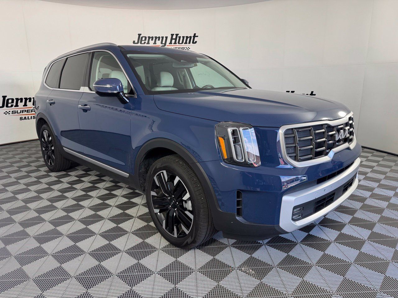 Used 2024 Kia Telluride SX w/ Towing Package FWD image 5