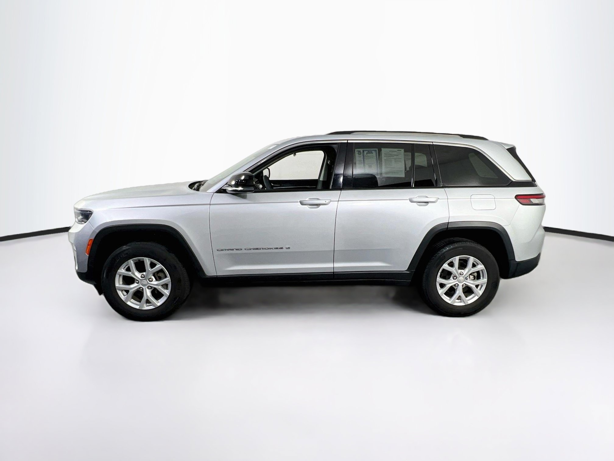 Used 2023 Jeep Grand Cherokee Limited AWD/4WD image 8