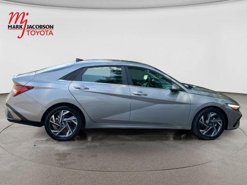Used 2024 Hyundai Elantra SEL w/ Convenience Package FWD image 4