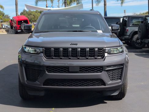 New 2026 Jeep Grand Cherokee Altitude image 2