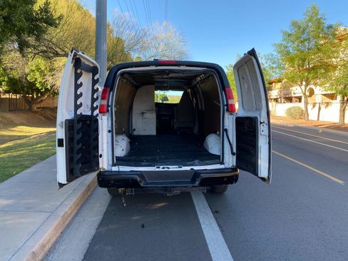 Used 2017 Chevrolet Express 3500 Extended image 4