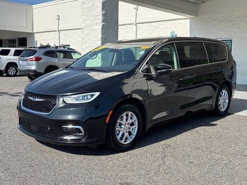 Used 2023 Chrysler Pacifica Touring-L FWD image 23