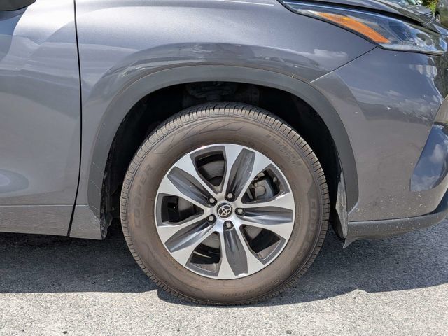 Used 2021 Toyota Highlander XLE FWD image 12