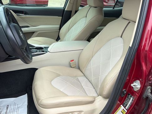 Used 2018 Toyota Camry XLE FWD image 9