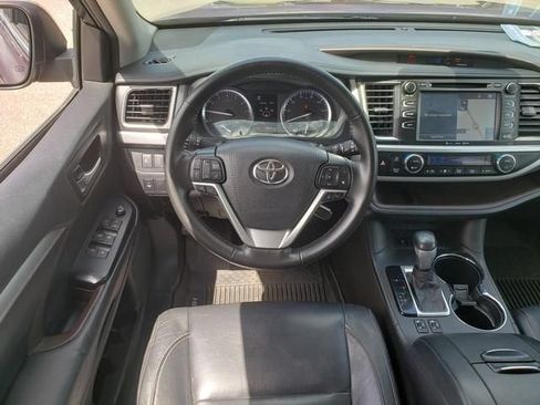 Used 2017 Toyota Highlander XLE AWD/4WD image 16