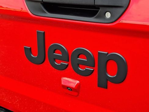 Used 2025 Jeep Gladiator Sport AWD/4WD image 29