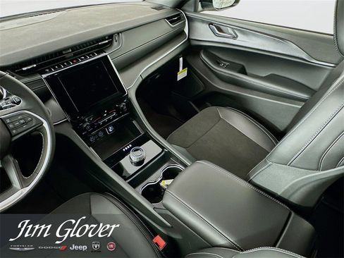 New 2025 Jeep Grand Cherokee Altitude image 19