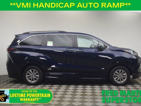Used 2022 Toyota Sienna XLE image 3