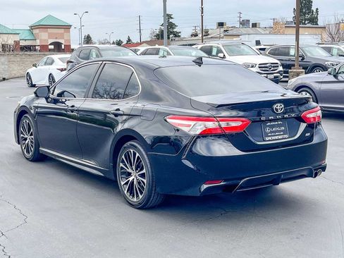 Used 2020 Toyota Camry SE image 2