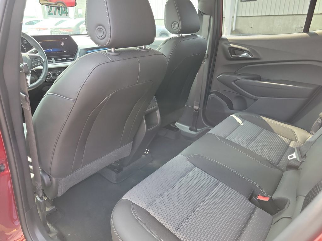 Used 2025 Chevrolet Trax LT w/ Driver Confidence Package FWD image 18