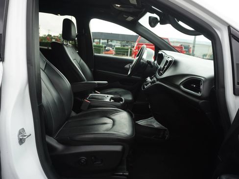 Used 2019 Chrysler Pacifica Touring-L Plus FWD image 25