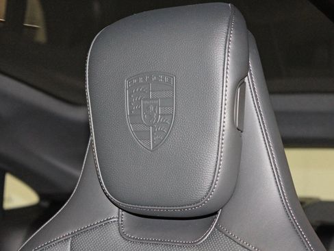 Used 2025 Porsche Taycan image 19