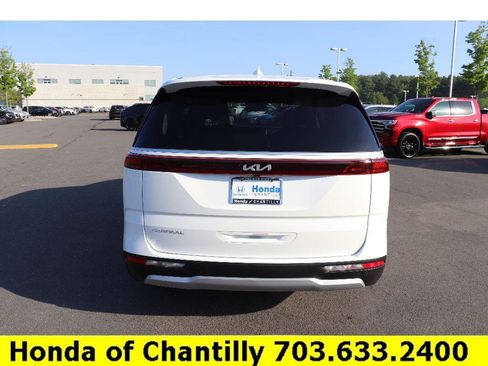 Used 2024 Kia Carnival LX FWD image 6