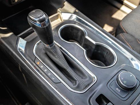 Used 2020 Chevrolet Traverse LT FWD image 17